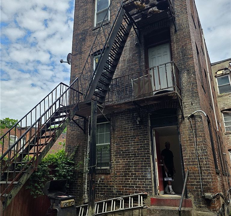 2nd image of 2566 Centre Ave