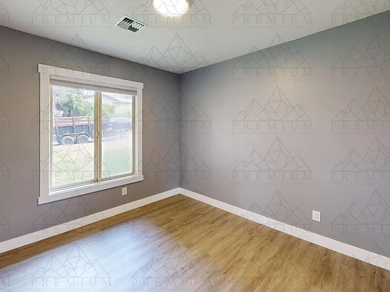 3504 Royal Crest Dr E — Photo 9