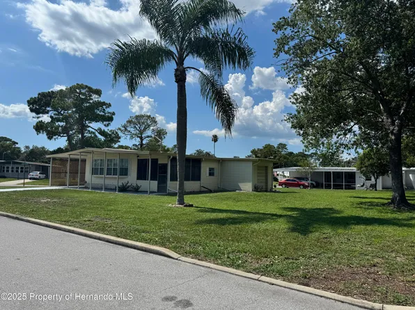 7532 Country Club Dr, Brooksville, FL 34613
