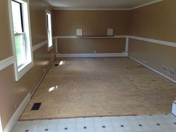 4th image of 209 Sprucewood Ct