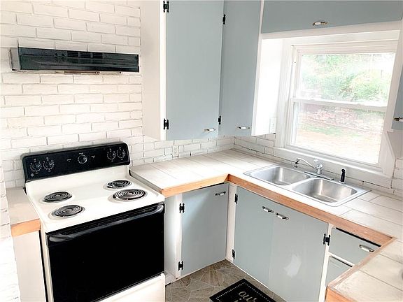 3rd image of 700 N 16th St