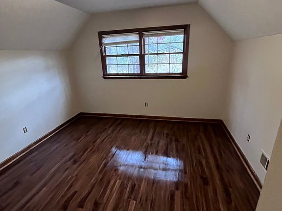 3rd image of 340 Woodridge Cir