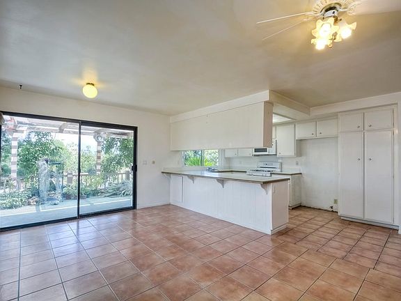 3rd image of 479 Borden Cir