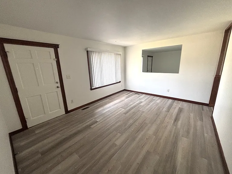 1352 Crestwood Dr — Photo 5