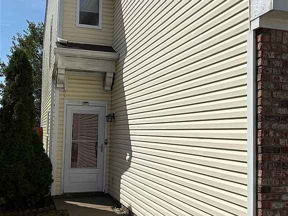 5th image of 637 Fern St