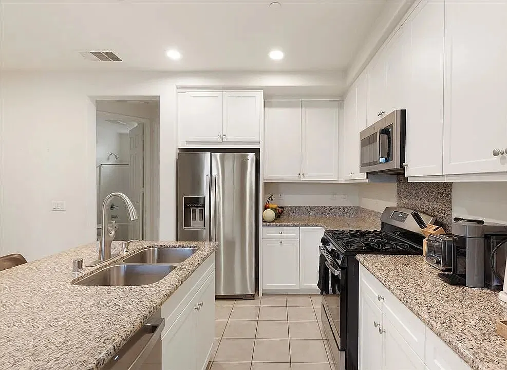 3 bed, 1613 sqft, $3,395 — Photo 3