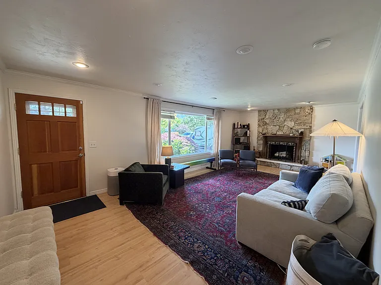 2480 Eastbourne Dr — Photo 3