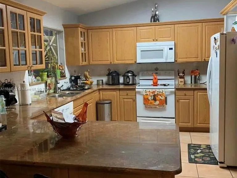 2802 SW 142nd Ct — Photo 4