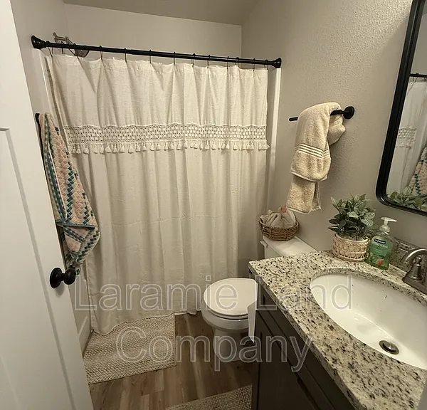 569 N 12th St #B — Photo 4