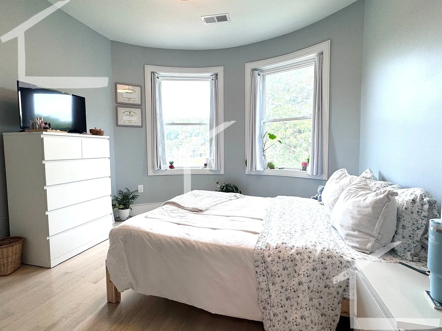 Charming 4 Bedroom-No Broker Fee — Photo 3