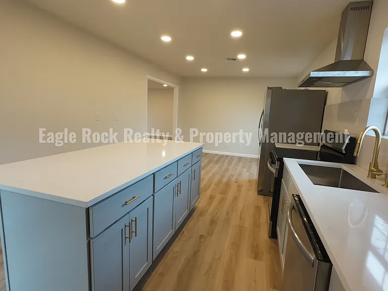 1369 E 67th St — Photo 38