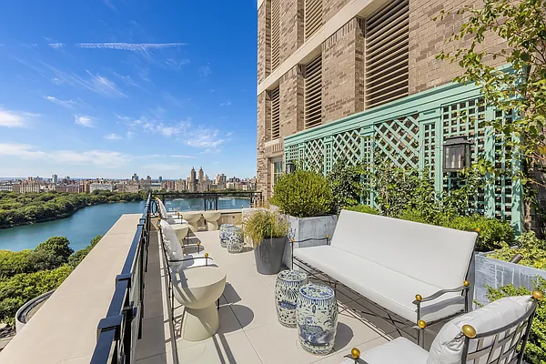 Sold by Compass | media 25