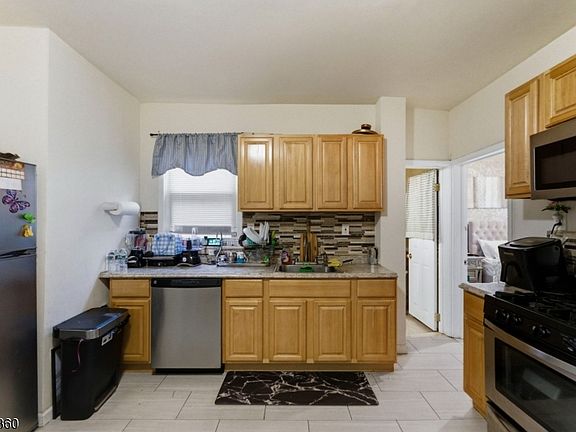 5th image of 76 Heckel St