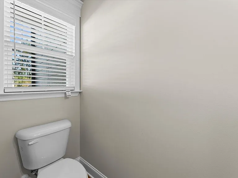 1071 Linsmore Ave — Photo 6