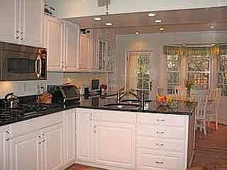 Kitchen & Breakfast Area