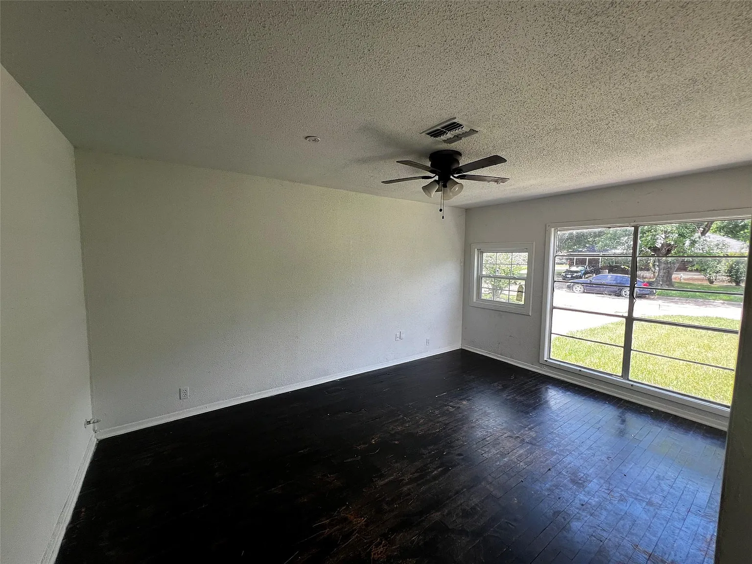 3 bed, 1.0 bath, 1306 sqft, $1,650 — Photo 3