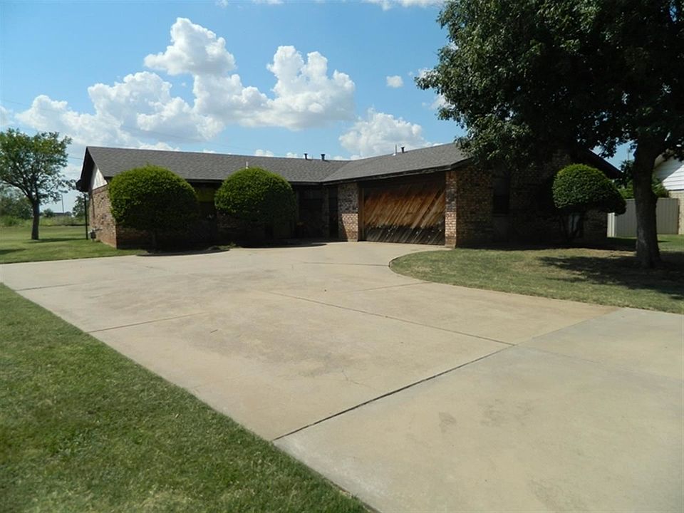 2nd image of 204 Holly Pl