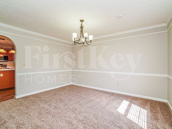 5th image of 81 Roxbury Dr