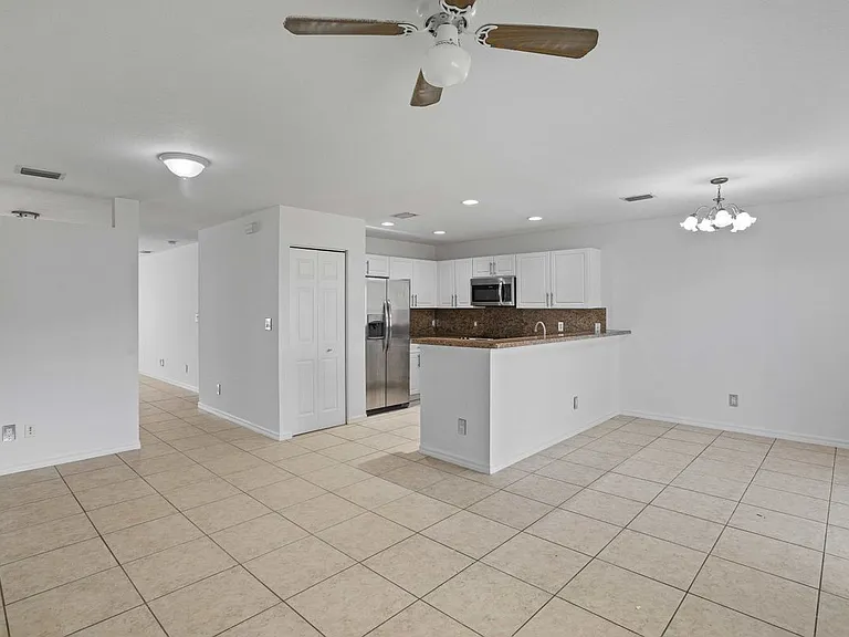 330 SW 2nd Ave #3 — Photo 8