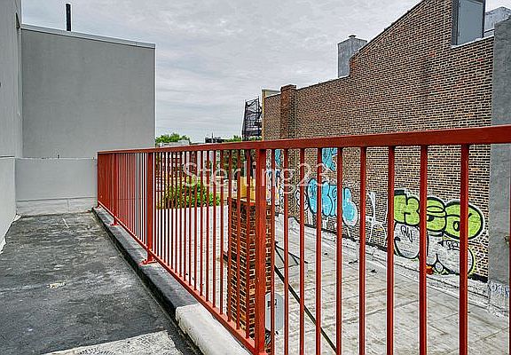 3rd image of 2614 Hoyt Ave S