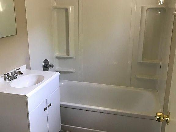Master bathroom attached to bedroom 3