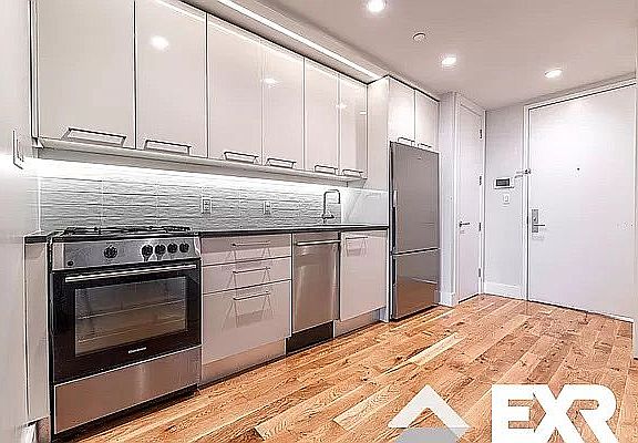 4th image of 422 Lexington Ave