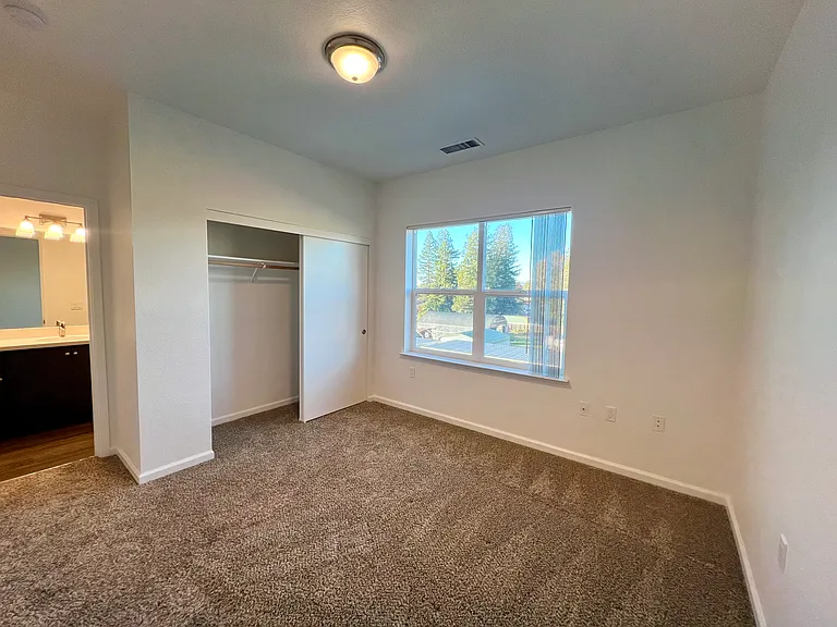 Esposti Park Apartments — Photo 37
