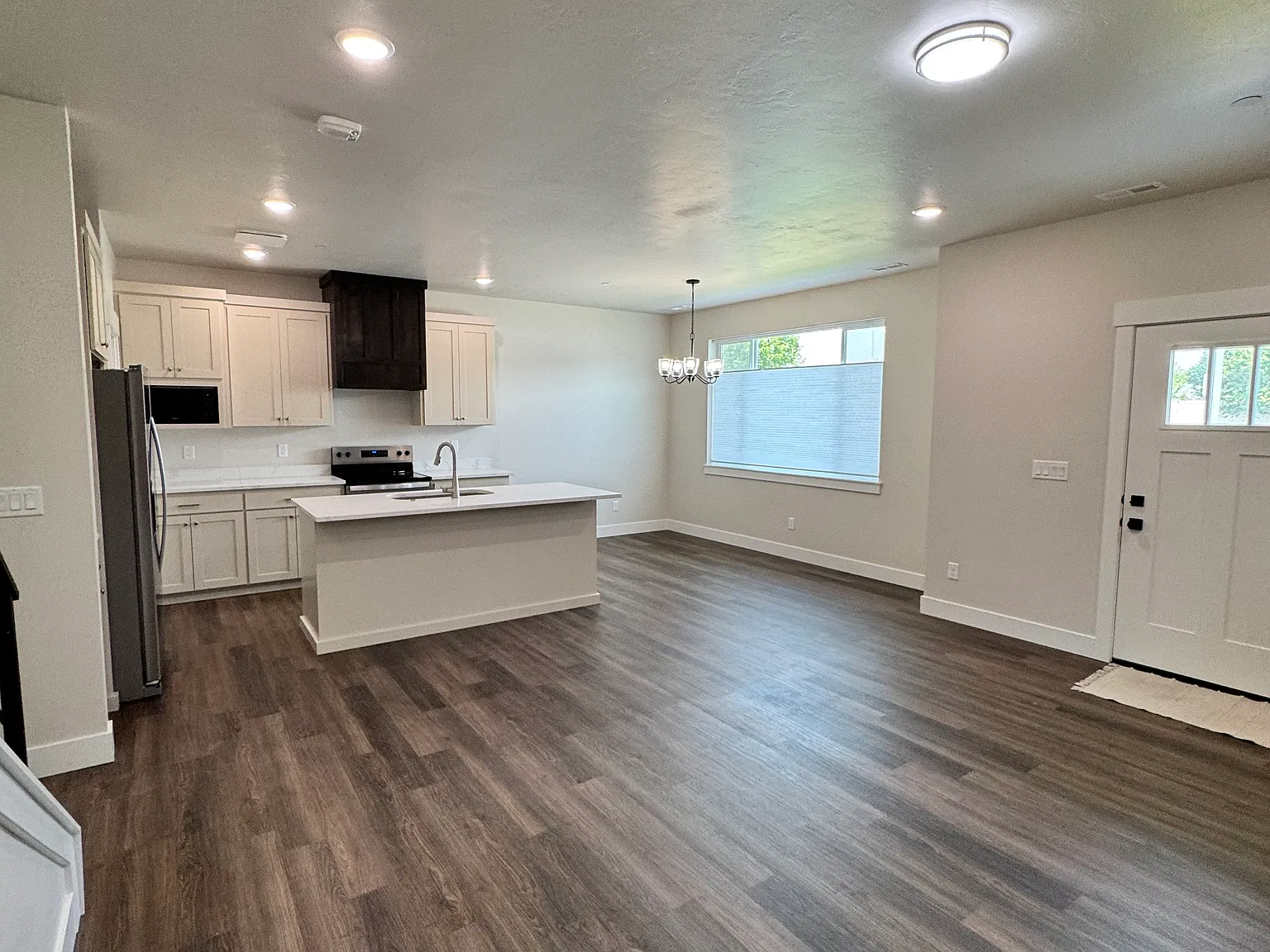 3 bed, 2.5 bath, 1750 sqft, $2,050 — Photo 3