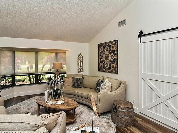 5th image of 15950 Country Ct