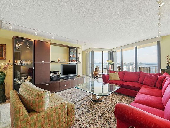 Main living room w adjacent dining, kitchen, & breakfast nook. 