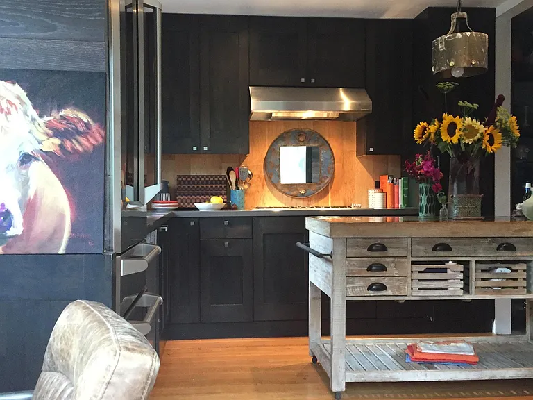 Awesome chefs kitchen, fully equipped
with Dacor double oven, Fisher Paykel 5 burner Stove, GE Monogram glass front refridgerator. Thurston Cabinets.