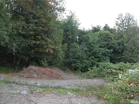 2nd image of 3207 Beach Dr E