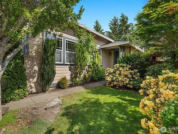 4th image of 8327 Vashon Drive NE