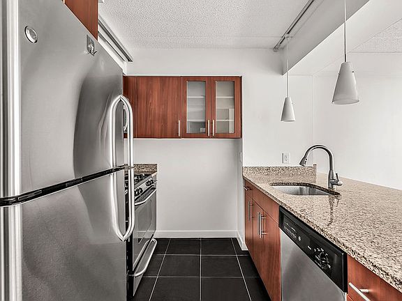 4th image of 555 W 23rd St APT N8b