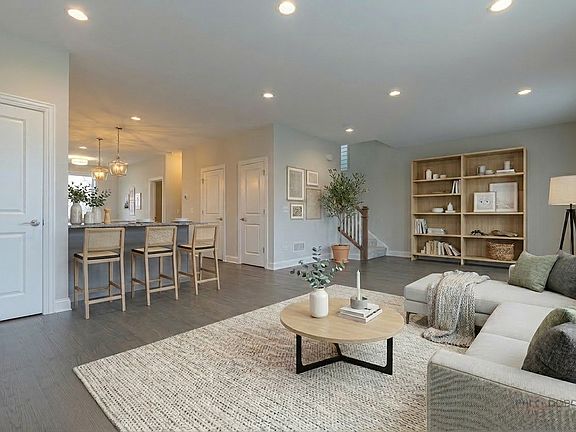 3rd image of 113 Roman Ln
