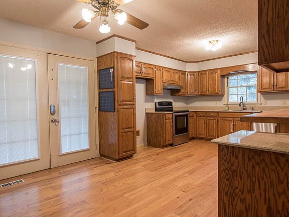 4th image of 402 Barberry Dr NW