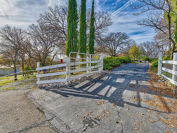 2nd image of 18597 Clydesdale Dr
