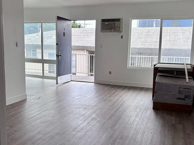 125 S Croft Ave — Photo 7