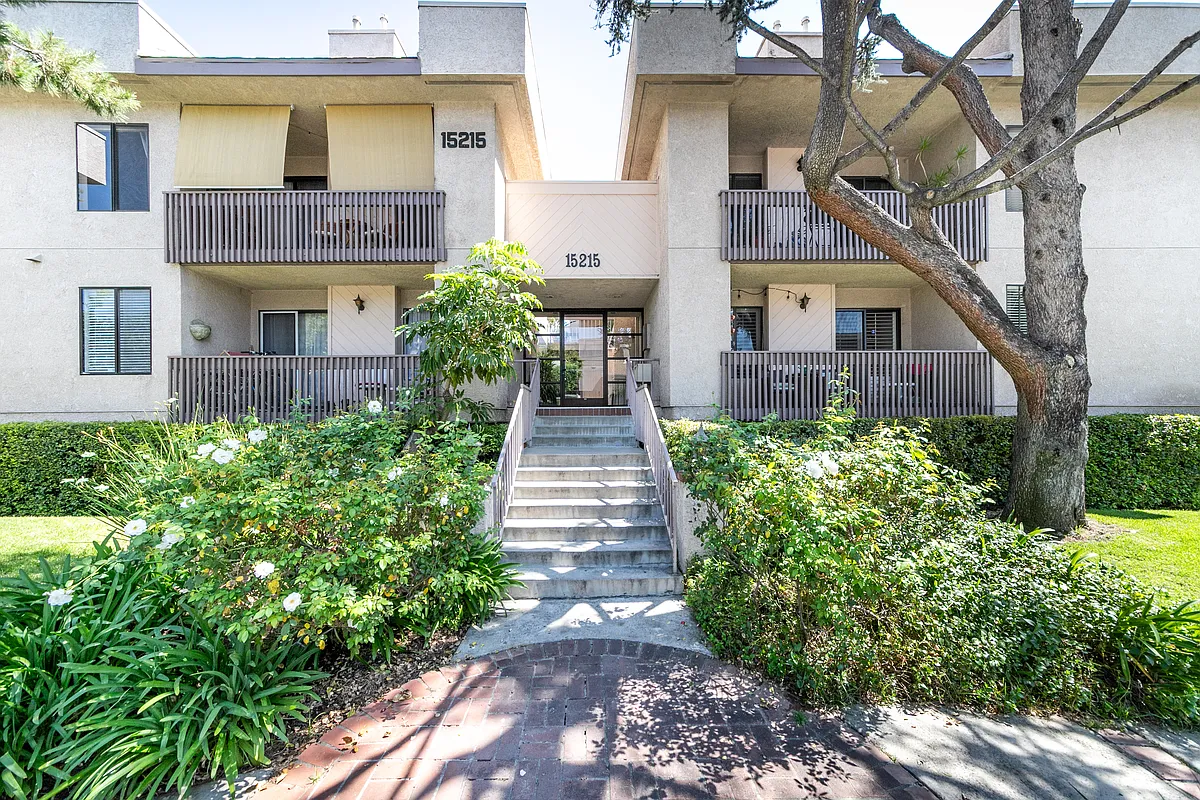 Building Photo - 15215 Magnolia Blvd #225