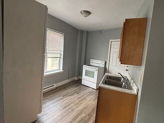 4th image of 2370 Main St #3N