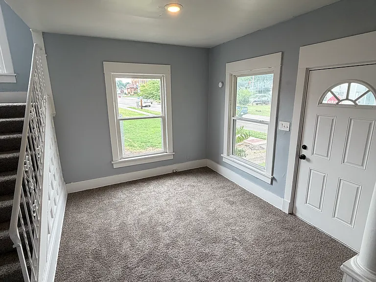 1035 Cherry Ave NE — Photo 3