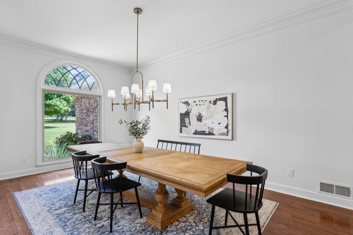 1.3 Entertainers Dining Room