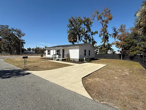 443 NE Davis Ave Photo 1