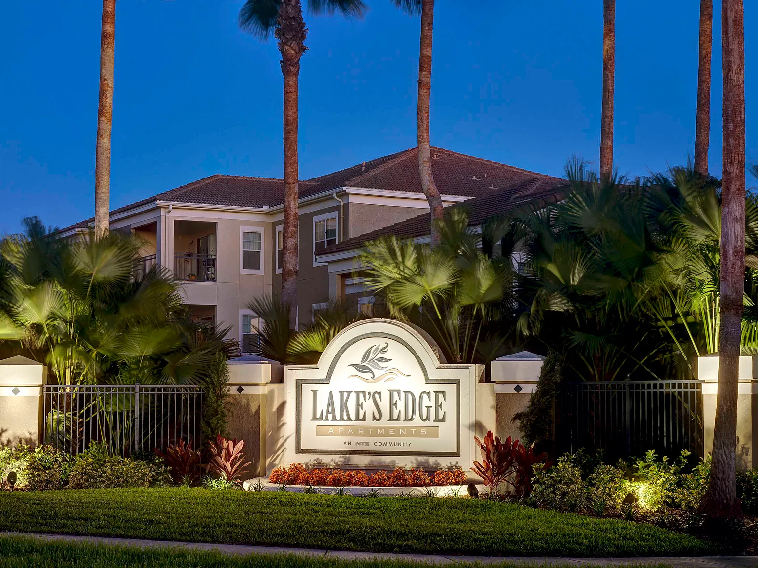 Lake's Edge Apartments — Photo 1