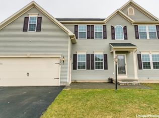 1596 Clovertrail Dr, Farmington, NY 14425