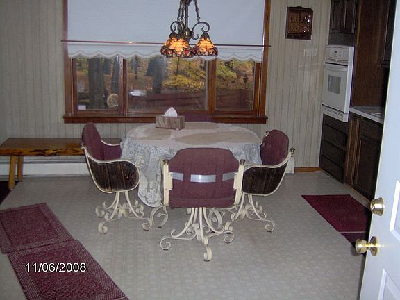 Eat in kitchen w snack bar 