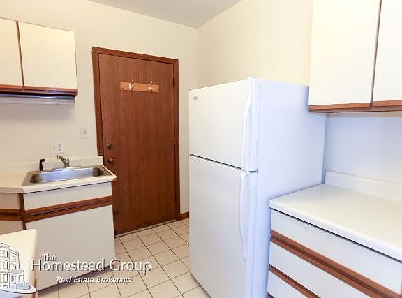 3rd image of 817 W Cornelia Ave #307