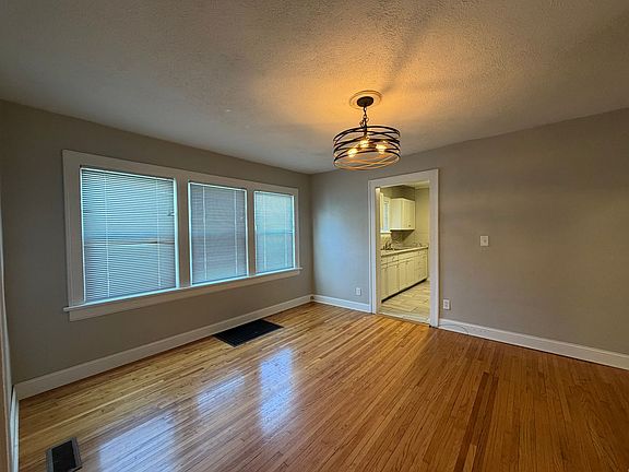 5th image of 1001 E Loren St