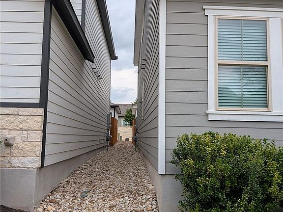2nd image of 1733 Yaupon Grove Ln