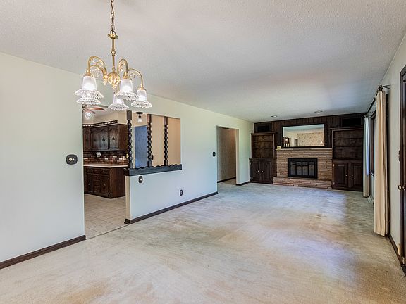 5th image of 535 Hidden Lake Dr